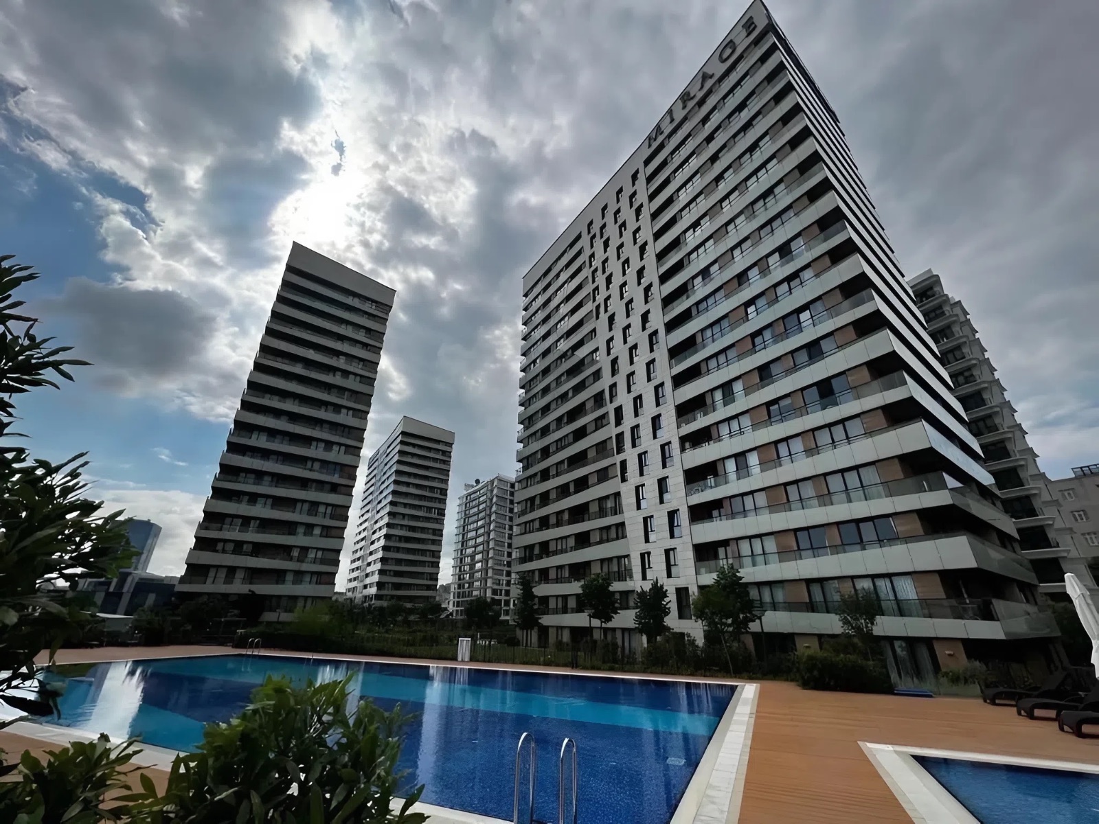SUR YAPI MİRAGE'DA FULL HAVUZ MANZARALI SATILIK 3+1 FIRSAT DAİRE
